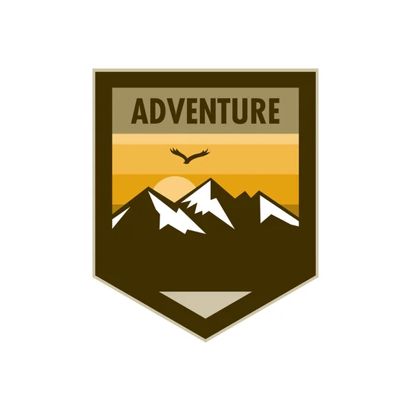 Insigne de bouclier Edgy Aventure en montagne orange — Image vectorielle