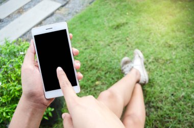 Akıllı telefon kullanan kadın 