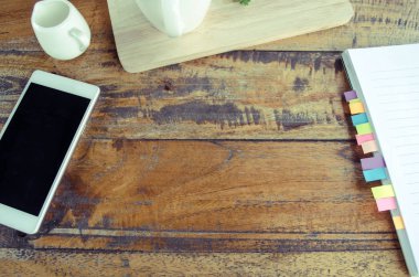 çalışma öğesi üzerinde ahşap masa