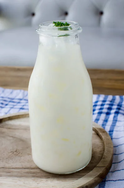 Lait frais glacé en verre de style bouteille — Photo