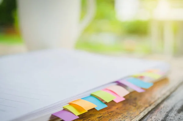 Lege notitie boek met colorfull post-it op houten tafel — Stockfoto