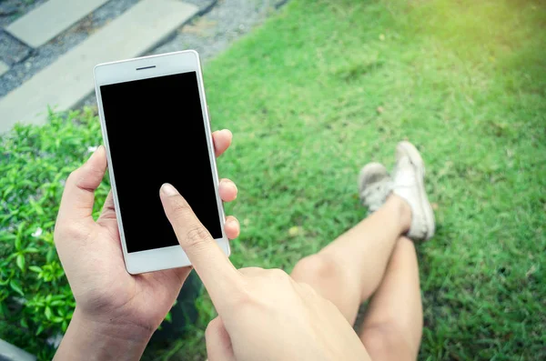 Frau benutzt Smartphone — Stockfoto