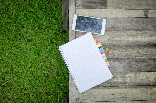 Tom anteckningsbok med colorfull bokför det gräs — Stockfoto