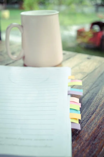 Libreta en blanco sobre mesa de madera — Foto de Stock