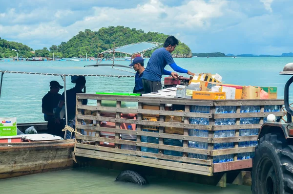 KRABI, THAILANDIA, NOV 6: carico sulla barca da terra in fase di trasporto — Foto Stock