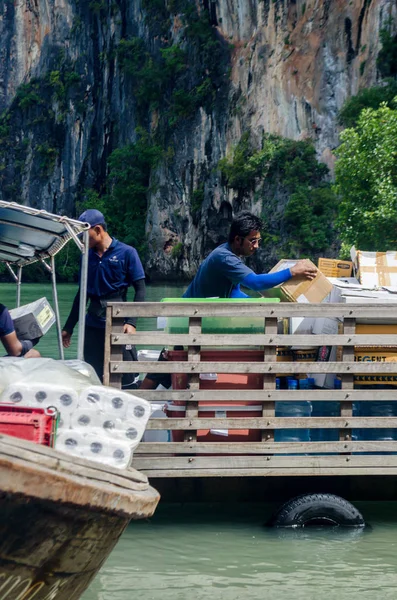 Krabi, thailand, 6. nov: fracht im boot vom land wird transformiert — Stockfoto