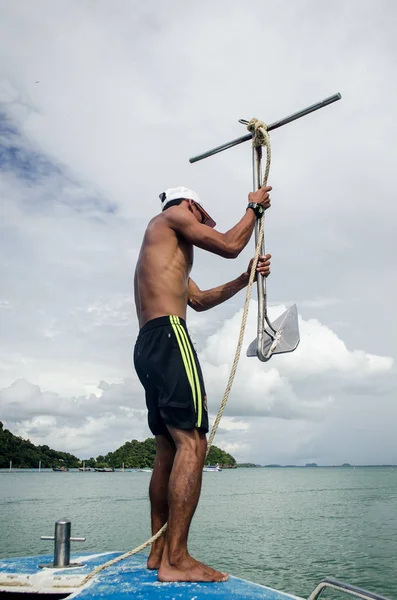 KRABI, THAILANDIA, NOV 6: barcaiolo locale che lascia un achor in tou — Foto Stock