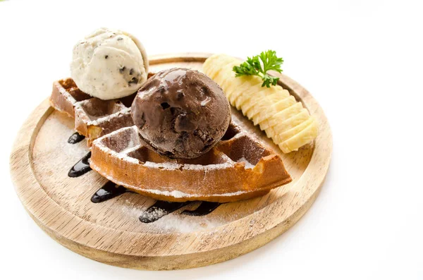 Solt waffle servir con plátano y helado — Foto de Stock