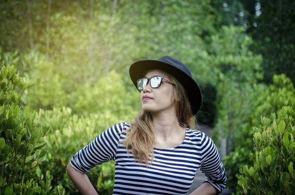 Menina tailandesa feliz com floresta verde no fundo — Fotografia de Stock