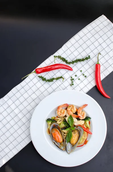 Pad van kee mao spagheti seafood — Stockfoto