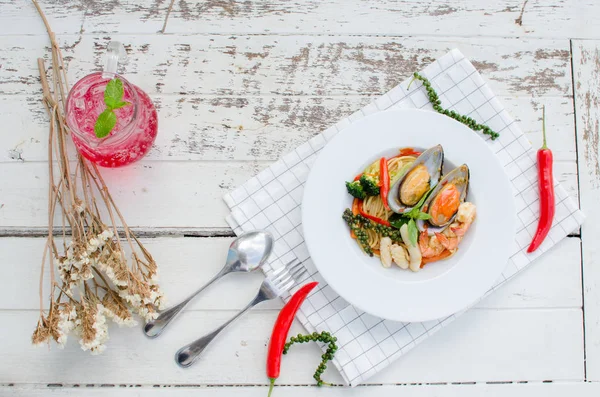 Pad kee mao spagheti fruits de mer — Photo