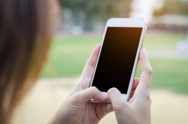 Akıllı telefon kullanan kıza yaklaş.