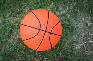 yeşil alan üzerinde eski basketbol