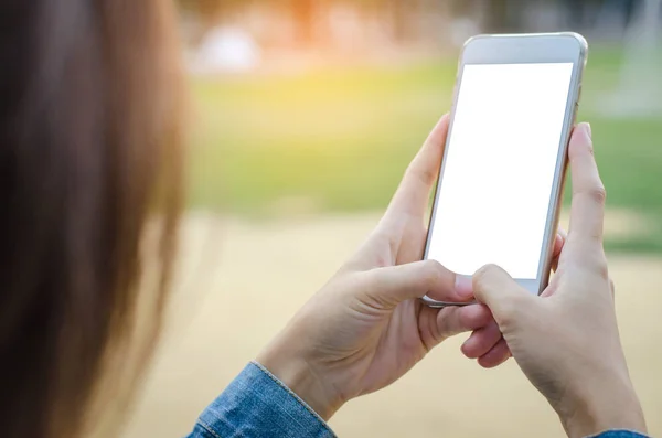 Primo piano della ragazza utilizzando lo smartphone — Foto Stock