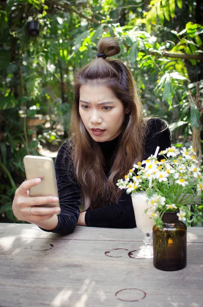 Tailandês Menina Usando Telefone Inteligente Jardim — Fotografia de Stock