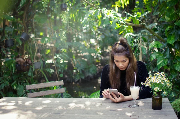 Thai Κορίτσι Χρησιμοποιώντας Έξυπνο Τηλέφωνο Στον Κήπο — Φωτογραφία Αρχείου