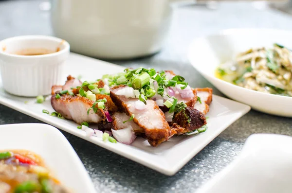 Primo piano di carne di maiale croccante fritta, cibo tailandese — Foto Stock
