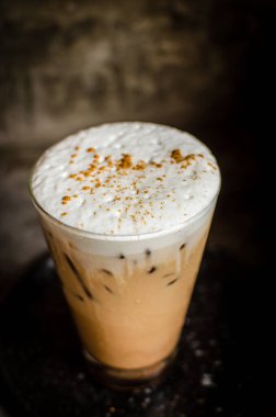 Buzlu kapuçino ve üstünde tarçın var.