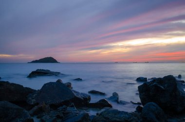 Tayland 'da gün batımı, yavaş bir kepenk hızı ile göster.