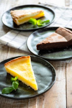 Çikolatalı keki yakın çekim siyah tabakta, tahta masada.