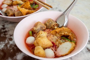 Tahta masadaki Tayland Pembe Eriştesi 'nin gerçek çekimi.