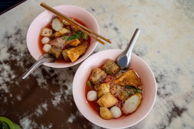 Tahta masadaki Tayland Pembe Eriştesi 'nin gerçek çekimi.