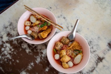 Tahta masadaki Tayland Pembe Eriştesi 'nin gerçek çekimi.