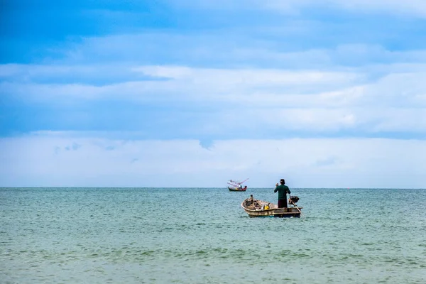 Pescatore Che Rema Sua Barca Mare Aperto Durante Tempo Cloundy — Foto Stock