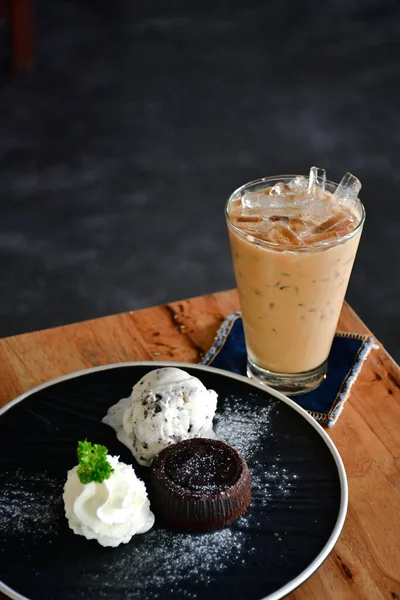 Caffè Freddo Con Torta Cioccolato Lava Sul Tavolo Legno — Foto Stock