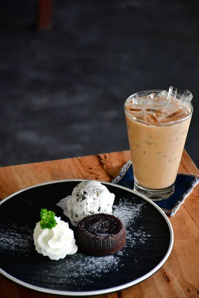 Caffè Freddo Con Torta Cioccolato Lava Sul Tavolo Legno — Foto Stock