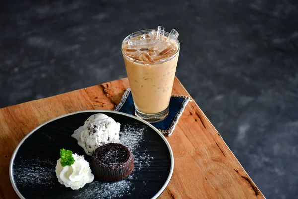 Café Helado Con Pastel Lava Chocolate Mesa Madera — Foto de Stock