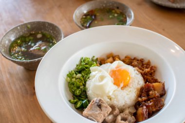 Khao Tom 'un üst manzarası baharatlı çorbayla servis ediliyor.