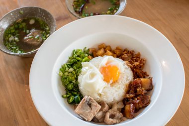 Khao Tom 'un üst manzarası baharatlı çorbayla servis ediliyor.