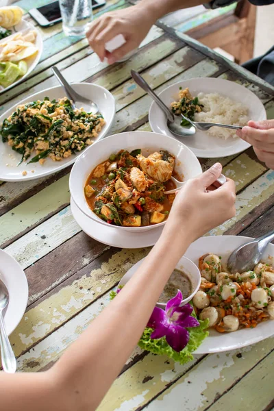 Comida Tailandesa Mesa Madeira Com Mão Das Pessoas Gosta Comê — Fotografia de Stock