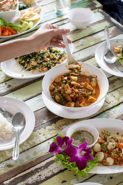 Comida Tailandesa Mesa Madera Con Mano Gente Disfrutar Comerlo — Foto de Stock