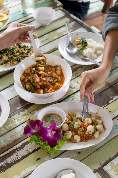 Comida Tailandesa Mesa Madeira Com Mão Das Pessoas Gosta Comê — Fotografia de Stock