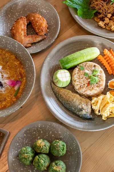 Reis Gemischt Mit Makrelen Chili Paste Mit Anderen Lebensmitteln Auf — Stockfoto