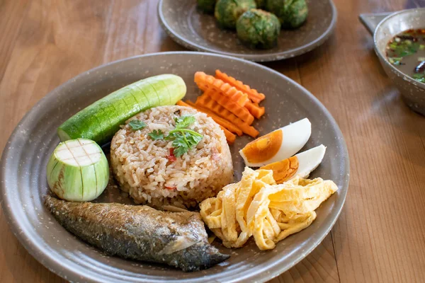 Nahaufnahme Von Reis Gemischt Mit Makrelen Chili Paste Mit Beilagen — Stockfoto