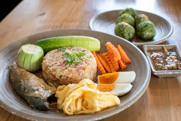 Nahaufnahme Von Reis Gemischt Mit Makrelen Chili Paste Mit Beilagen — Stockfoto