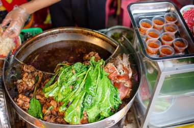 Marihuanayı kapat Tayland 'da yavaş pişmiş domuz budu.
