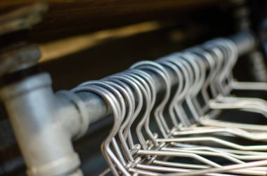 Fasion mağazasındaki metal askıyı kapatın.