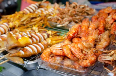 Tayland lokantasında kızarmış karides ve ızgara kalamar.