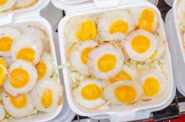 Kızarmış bıldırcın yumurtası, Thailamd 'da en sevdiği atıştırmalık yiyecek.