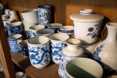 NAKORNPATHOM, THAILAND, MAR 12, 2020: Seramik bardak ve kafeteryada satılan yemekler üzerine el işi, THAILAND, Mart 2020