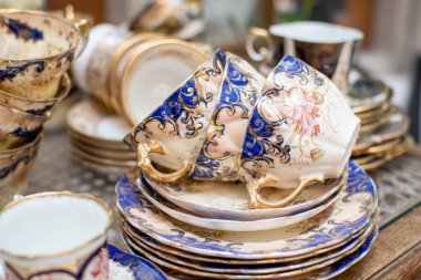 NAKORNPATHOM, THAILAND, MAR 12, 2020: Seramik bardak ve kafeteryada satılan yemekler üzerine el işi, THAILAND, Mart 2020