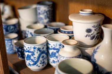 NAKORNPATHOM, THAILAND, MAR 12, 2020: Seramik bardak ve kafeteryada satılan yemekler üzerine el işi, THAILAND, Mart 2020