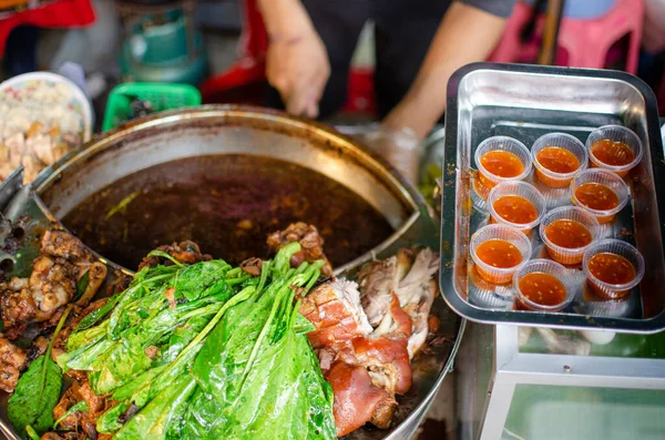 Närbild Potten Långsam Kokta Fläsk Ben Thai Street Food Shop — Stockfoto