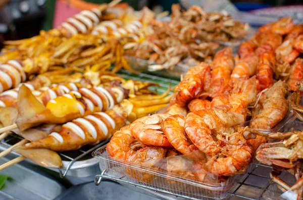 油炸虾仁和烤乌贼在泰菜食品店 — 图库照片