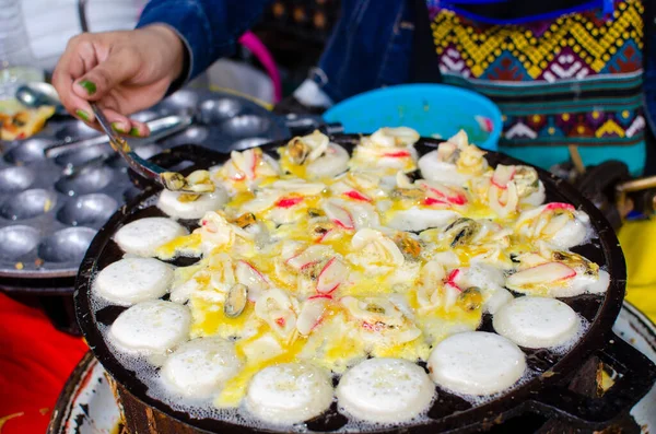 カノム クルックの魚介類はタイの融合食品で魚介類をトッピングしたケーキです — ストック写真