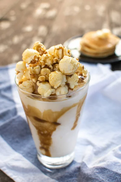 Close Van Popcorn Karamel Milkshake — Stockfoto